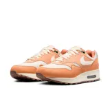 Championes Nike Air Max 1 '87 color chocolate con detalles en blanco y suela marrón.