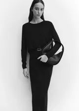 Sweater negro de tejido de punto fino, corte recto, cuello redondo, manga larga y terminaciones en canalé.