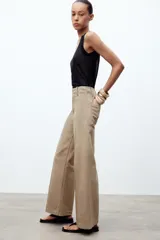 Pantalón de jean azul oscuro, de tiro alto y corte wide leg.