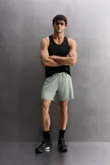 Shorts deportivos color verde claro confeccionados en tejido técnico ligero y elástico. Cuentan con cintura elástica ajustable con cordón interior, bolsillos frontales, bolsillo trasero de seguridad con cierre de cremallera, bajo con acabado termofijado y aberturas laterales. Detalle de logo estampado en la pierna. Largo interior de pierna: 17 cm. Tejido Quick Dry nivel 2. Zara Athleticz.