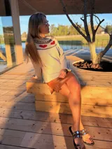 Sweater tejido blanco de hilo 100% algodón, con cuello redondo y diseño con motivos geométricos en el canesú en tonos rojo, verde, azul y negro.