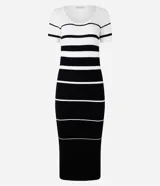 Vestido midi de punto con rayas horizontales en blanco y negro, escote cuadrado y mangas cortas.