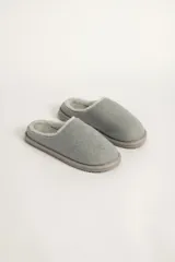 Pantuflas cerradas de fieltro color gris con interior de piel sintética.