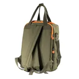 Bolso matero verde con detalles en naranja, confeccionado en poliéster. Cuenta con doble cierre, correa regulable, asas fijas y herrajes plateados. Posee bolsillos internos y externos, compartimentos para notebook y matero, y logotipo de la marca en el frente.