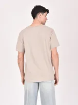 Remera verde grisáceo con estampa azul de una máquina de café y la frase "Espresso Club. Fresh start your day".