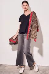 Pañuelo rectangular con estampado animal print de leopardo y borde rojo.