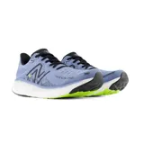 Championes de running New Balance Fresh Foam 1080v12, color negro con detalles en dorado. Cuentan con amortiguación Fresh Foam X, empeine de punto técnico Hypoknit y sujeción estratégica.