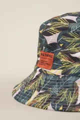 Gorro tipo bucket con estampado de hojas en tonos verde, amarillo y blanco.