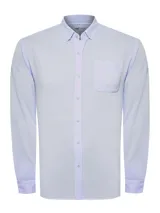 Camisa de manga larga celeste con cuello camisero, bolsillo en el pecho y cierre con botones.