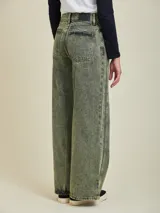 Pantalón de jean de corte recto, color verde oliva con efecto desgastado.