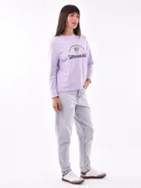 Remera blanca de manga larga con estampa rectangular dorada con diseño animal print y texto 'Fearless, fierce & fabulous'.