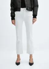 Jeans flare crop blancos de tiro alto con bajo deshilachado.