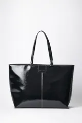 Bolso grande de cuero ecológico negro, con interior forrado en algodón y un bolsillo con cierre.