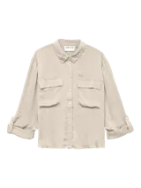 Camisa color crudo de corte recto, con cuello clásico, manga larga con puños abotonados, cierre frontal con botones y dos bolsillos de parche en el pecho.