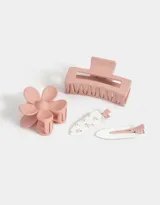 Set de accesorios para el pelo que incluye dos hebillas tipo pico de pato con estampado floral y dos broches, uno con forma de flor y otro rectangular.
