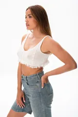 Top crop tejido de punto color blanco con escote en V y breteles anchos.