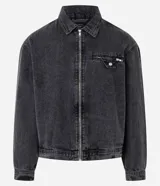 Campera de jean azul oscuro, corte boxy, con cuello inglés, cierre frontal con cremallera, manga larga y bolsillo con cierre en el pecho.