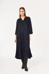 Vestido largo azul marino con estampado de cebra en relieve, escote en V con apliques de lentejuelas negras y mangas 3/4 acampanadas.