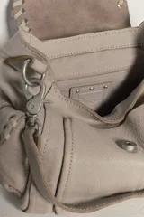 Bolso mini de cuero desgastado color beige claro, con cierre magnético plegable, monedero forrado y bolsillos interiores. Incluye correa de hombro extrapole.