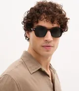 Camisa de hombre color verde menta, confeccionada en algodón texturizado con patrón melange. Presenta cuello inglés, manga larga y abotonado frontal. El corte es de estilo comfort, más generoso en sus medidas para mayor comodidad.