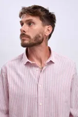 Camisa a rayas verticales color rosado y blanco, de corte clásico y manga larga.