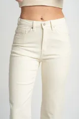 Pantalón de jean color crudo, corte recto, tiro medio, confeccionado en algodón peinado con elastano.