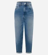 Pantalón mom jeans de tiro alto, color azul denim, con bolsillos delanteros y traseros, cierre con botón y cremallera, trabillas en la cintura y bajos plegados.
