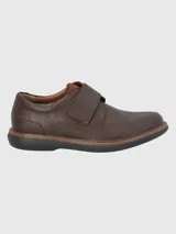 Zapato de cuero negro con ajuste de velcro, suela de goma EVA y plantilla de cuero y algodón orgánico.
