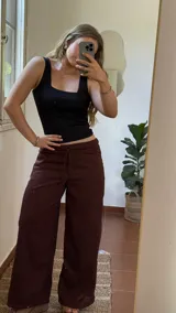 Pantalón marrón de lino con pretina elastizada.