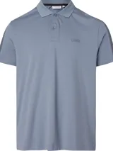 Chomba de piqué color celeste con cuello clásico y tapeta de dos botones. Presenta logo de la marca bordado en el pecho y cinta con el nombre de la marca repetido en las mangas.