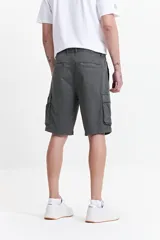 Bermuda cargo color marrón claro, con bolsillos laterales y traseros con solapa.