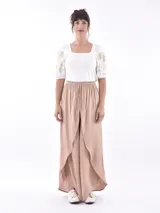Pantalón palazzo color kaki con cintura elastizada y cordón ajustable.
