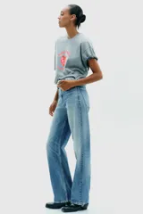 Camiseta rosa de algodón con efecto lavado, corte regular, cuello redondo y mangas cortas. Estampado frontal con la frase "Puerto Rico Vuela Conmigo".