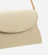 Billetera grande dorada de poliuretano con solapa y cierre de botón imantado. Incluye correa de cadena dorada para usar cruzada.