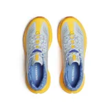 Championes de trail running Merrell Agility Peak 5, color celeste con detalles en azul y amarillo. Suela Vibram Megagrip color naranja.