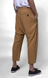 Pantalón camel de corte holgado con cintura elástica y puños ajustados.