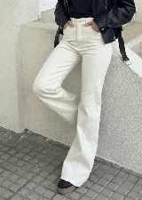 Pantalón jean color crudo, de corte recto y tiro alto.