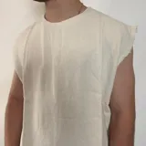 Musculosa color crudo de lino con corte oversize y sisas desflecadas.