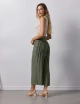 Pantalón palazzo verde militar de gasa bambula marca Nanette, con pretina ancha elastizada en la parte trasera, pierna ancha y short interno.