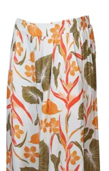 Pantalón largo de playa con estampado floral en tonos naranja, marrón y verde sobre fondo blanco. Confeccionado en tejido ligero y fluido.