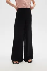 Pantalón negro de viscosa, ancho y de calce alto.