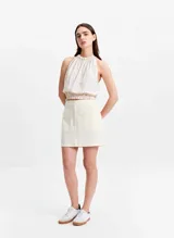 Minifalda color crudo de algodón con bolsillos delanteros.