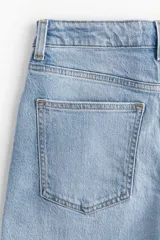 Short de jean celeste de tiro alto, con cinco bolsillos y cierre con botón.