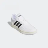 Championes Adidas Hoops 3.0 Low blancos con detalles en negro. Presentan las tres tiras características de Adidas en los laterales y suela color crema.