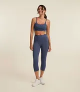 Calza legging deportiva de microfibra color azul con cintura ancha y bolsillos laterales.