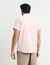 Camisa de manga corta con rayas verticales blancas y grises, cuello abotonado y corte clásico.