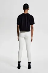 Remera deportiva corta de corte holgado, color negro, con cuello redondo y mangas cortas con hombros caídos.