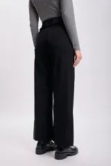 Pantalón jean ancho color negro, de corte recto y tiro alto.