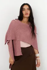 Ruana color rosa de tejido de punto con brillo.