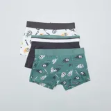Pack de tres boxers de algodón con cintura elástica: uno blanco con estampado de pelotas de fútbol y llamas, uno negro con cintura a rayas y uno verde con estampado de pelotas de fútbol y llamas.